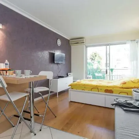 아파트 Quiet Studio With A Big Balcony 니스